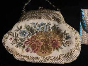 lot 80 image: Vintage Purse and Walletpurse