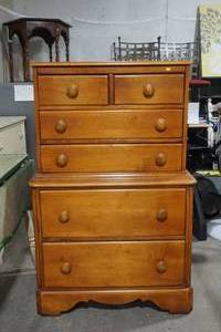 lot 5 image: vintage dresser