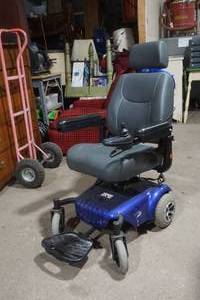 lot 8 image: electric cart