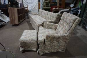 lot 23 image: sofachair set