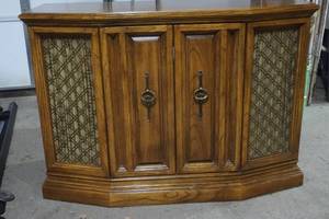 lot 33 image: stereo cabinet