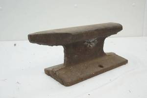lot 40 image: Homemade cast iron anvil