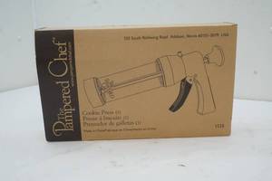 lot 239 image: Pampered Chef cookie press