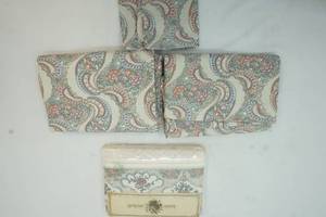 lot 256 image: bed setdrapes