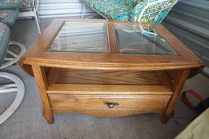 lot 304 image: Oak coffee table
