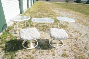 lot 302 image: patio furniture