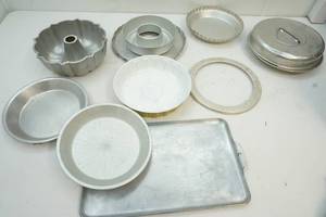 lot 371 image: baking pans