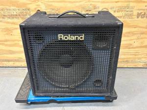 lot 32 image: ROLAND KC-550 Stereo Mixing Keyboard Amplifier
