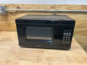 lot 34 image: SEASONS 0.7 Cu Ft Countertop Microwave, 700w, Black