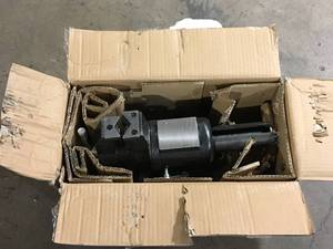 lot 32 image: BESSEY 5 in. Multi-Purpose Rotating Pipe and Bench Vise with Swivel Base  Customer Returns See Pictures