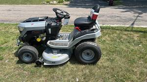 lot 49 image: Murray MT200 42 in. 19.0 HP 540cc EX1900 Series Briggs and Stratton Engine Automatic Gas Riding Lawn Tractor Mower Customer returns in working order tested