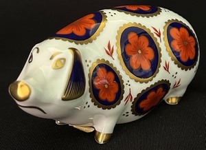 lot 19 image: Royal Crown Derby Imari Hand Painted Pig Paperweight