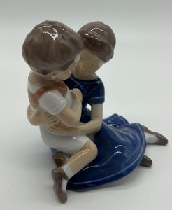 lot 29 image: Bing & Grndahl Mother and Child Figurine #1568