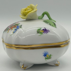lot 340 image: Beautiful Hand Painted Herend Covered Bonbon with Yellow Rose