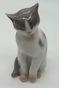 lot 119 image: Bing & Grndahl Cat Figurine #2466