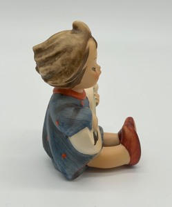 lot 128 image: Goebel Hummel Girl with Banjo Figurine