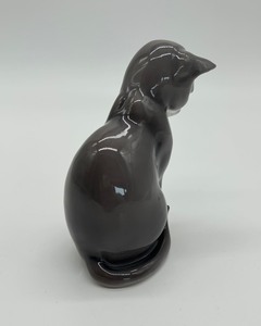 lot 211 image: Bing & Grndahl Copenhagen Porcelain Cat Figurine #1876