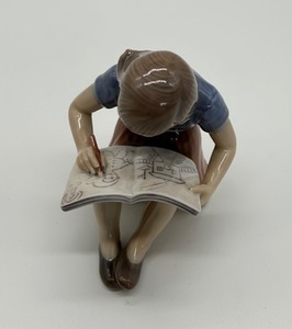 lot 217 image: Dahl Jensen Girl Painting in Book Porcelain Figurine #1332
