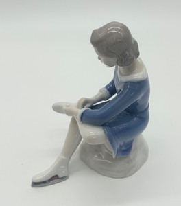 lot 233 image: Bing & Grndahl Ice Skater Porcelain Figurine #2351