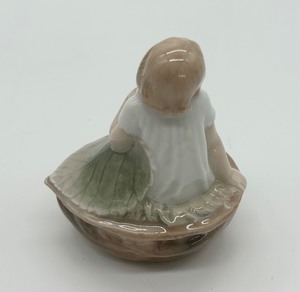 lot 311 image: Royal Copenhagen Thumbelina Porcelain Figurine #4374