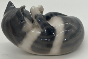 lot 258 image: Vintage Royal Copenhagen Playful Cat Porcelain Figurine