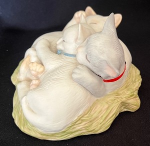 lot 93 image: Vintage Ceramic Sleeping Cats Figurine