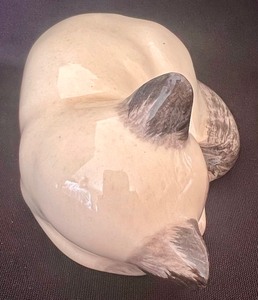 lot 101 image: Sleeping Siamese Cat Figurine