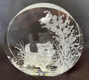 lot 102 image: Cat Scene Etched on Glass Figurine