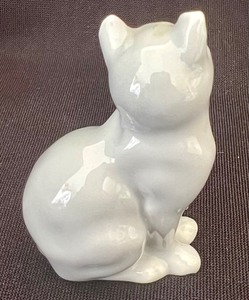 lot 161 image: Miniature Porcelain Cat Figurine