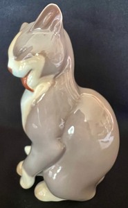 lot 169 image: Bing & Grndahl Cat Porcelain Figurine 2256