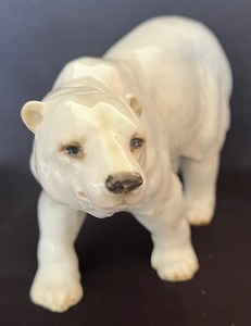 lot 186 image: Hutschenreuther Selb Polar Bear Porcelain Figurine