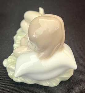 lot 198 image: Lladro Porcelain Figurine of Sleeping Baby
