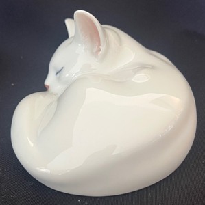 lot 201 image: Royal Copenhagan Sleeping Cat Figurine 422