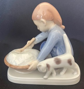 lot 203 image: Bing & Grndahl Christmas Food Figurine 2305
