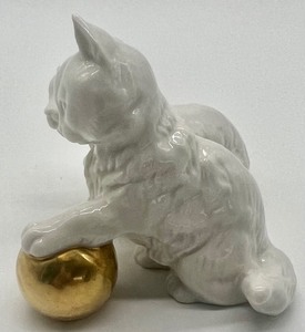 lot 208 image: HutschenReuther Porcelain Cat Figurine