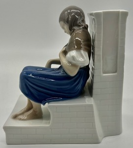 lot 346 image: Bing & Grndahl The Little Match Girl Porcelain Figurine 1655