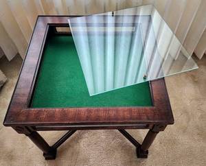 lot 5 image: Square Glass Topped Display Accent Table