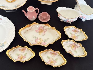 lot 37 image: Variety of Lovely Vintage Dishes
