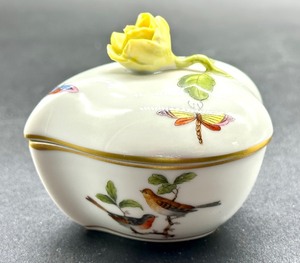 lot 325 image: Herend Heart Shaped Trinket Box
