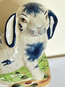 lot 421 image: Ceramic Staffordshire Style Rabbit Figurine