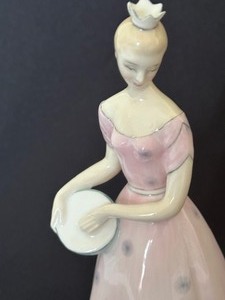 lot 422 image: Royal Doulton Porcelain Figurine Columbine HN 2185