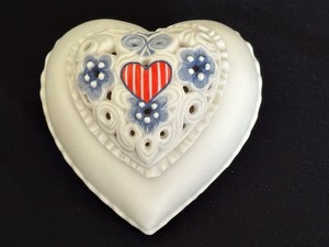 lot 424 image: Cybis 1976 Bicentennial Heart Box Bisque Porcelain