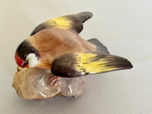 lot 401 image: Vintage Royal Worcester Goldfinch Bone China Figurine 3239