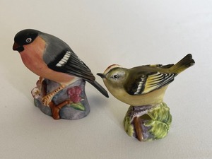 lot 401A image: Vintage Royal Worcester Bull Finch and Gold Crest Bone China Figurines 3238 and 3338