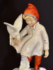 lot 282 image: Vintage Royal Worcester Porcelain Figurine November 3418 F. G. Doughty