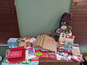 lot 460 image: Assortment of Holiday Items P