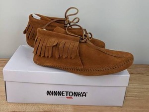 lot 47 image: Minnetonka Womens Size 8 Classic Fringe Softsole Boot, Brown N