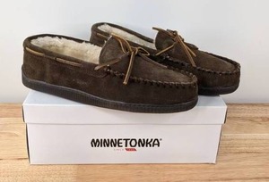 lot 39 image: NEW Minnetonka Mens Size 11.5 Pile Lined Hardsole Moccasin, Chocolate N