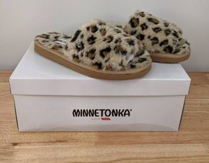 lot 50 image: Minnetonka Womens Size 6 Leopard Lolo Fur Slippers, Cream Leopard Print N