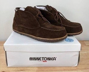 lot 28 image: NEW Minnetonka Mens Size 11 Torrey Slip-On Boots Chocolate N